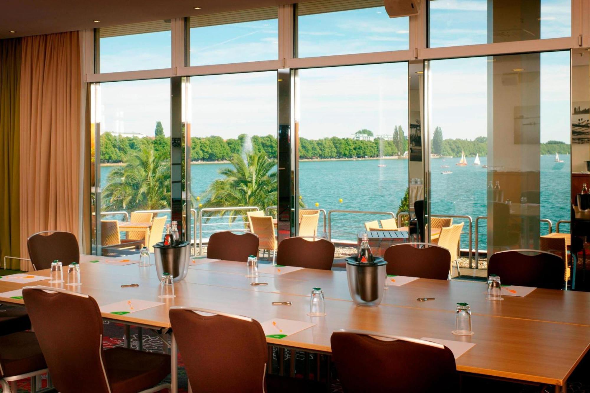 Courtyard By Marriott Maschsee Hotel