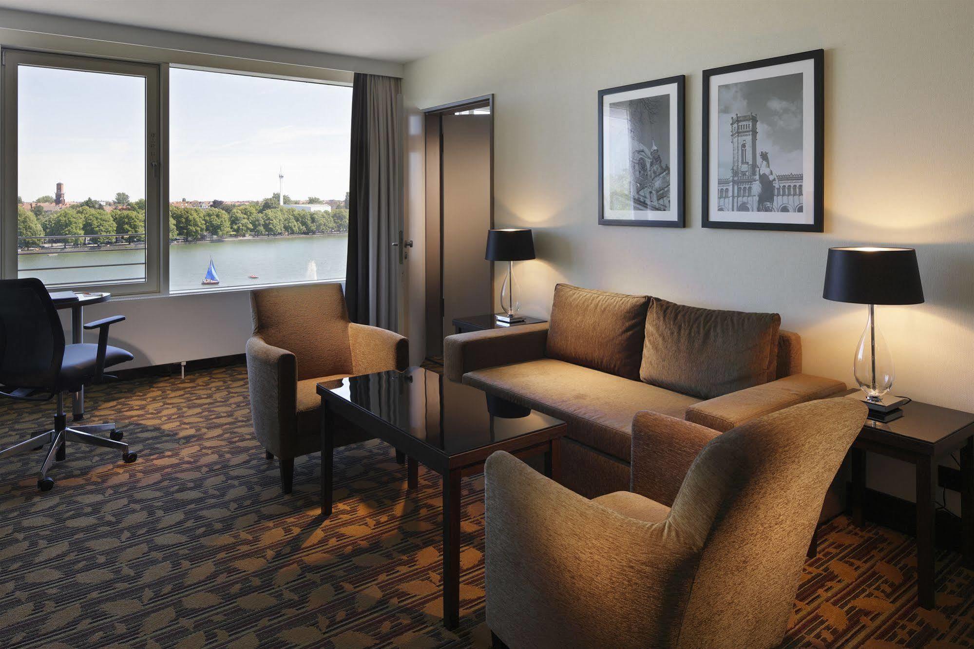 Courtyard By Marriott Maschsee Hotel